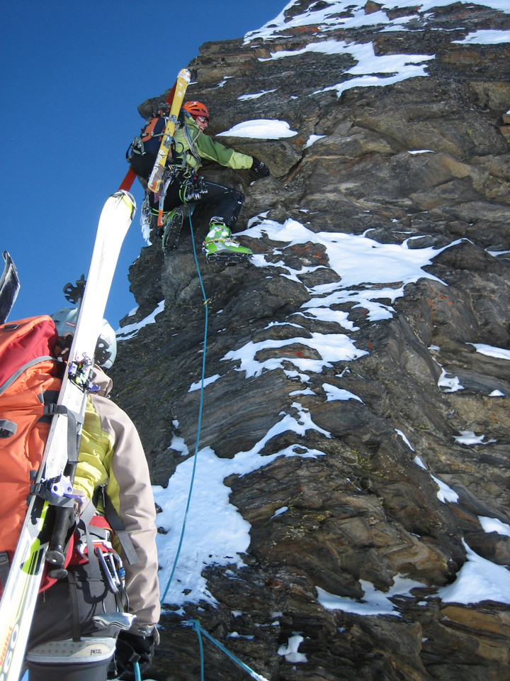 <span><strong>Einige steile Passagen mussten wir überwinden, mit Ski am Rücken sehr interessant.</strong> <span class=>© Wolfgang Wiesner</span></p>
<p></span>