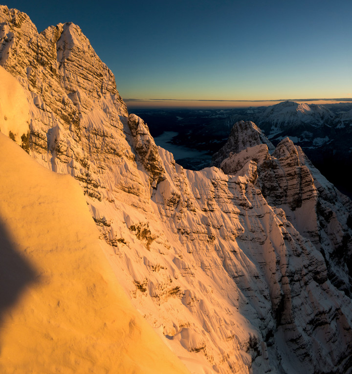 <strong>In Schnee gekleidete Watzmann Ostwand - bei den ersten Sonnenstrahlen starten die Spindrifts. Wir fühlen uns in der Watzmann Ostwand im Winter wie in einer Flanke eines 8000ender</strong><span> </span><span><span class=>© Timo Moser</span></span>