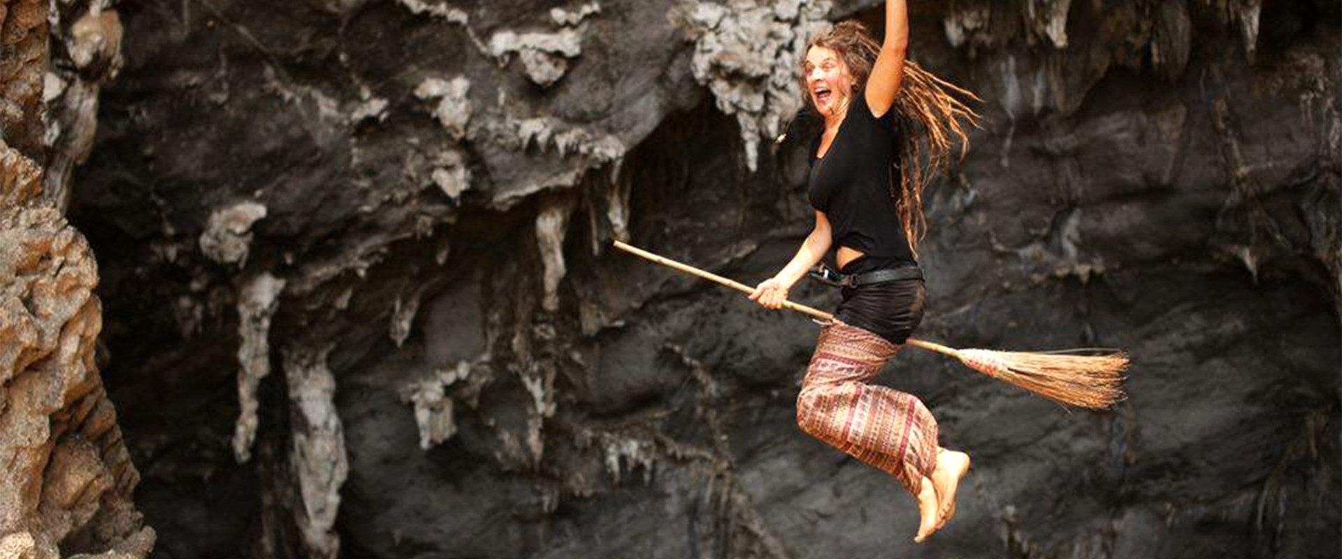 Silvana Steinhöfel fliegt auf dem Besen durch die Sinterhöhle