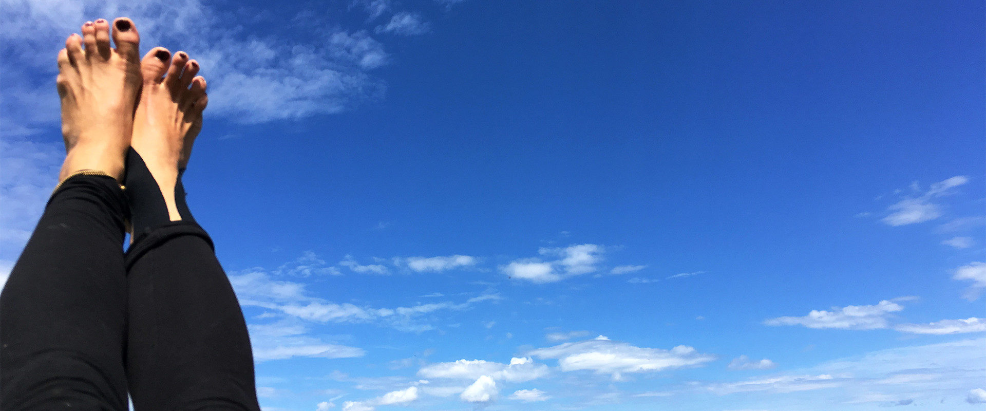 Silvana Steinhöfel streckt ihre Füße in den blauen Himmel.